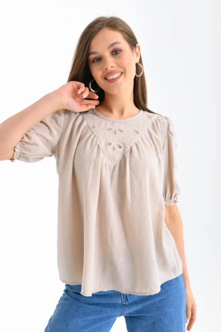 Bej Renk Yaka Detaylı Kadın Bluz