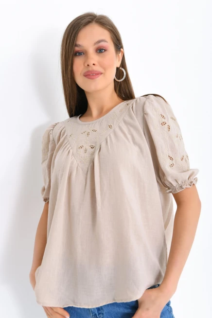 Bej Renk Yaka Detaylı Kadın Bluz