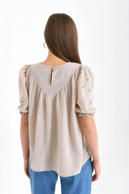 Bej Renk Yaka Detaylı Kadın Bluz