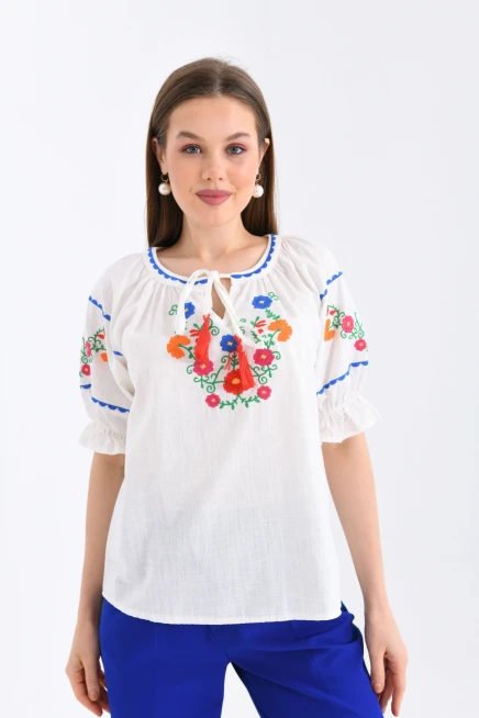 Kadın Kemik Rengi Çiçek Nakış Detaylı Bluz