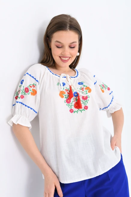 Kadın Kemik Rengi Çiçek Nakış Detaylı Bluz