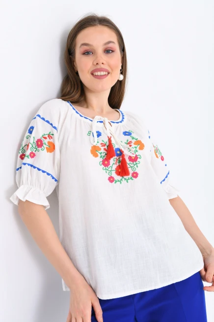 Kadın Kemik Rengi Çiçek Nakış Detaylı Bluz