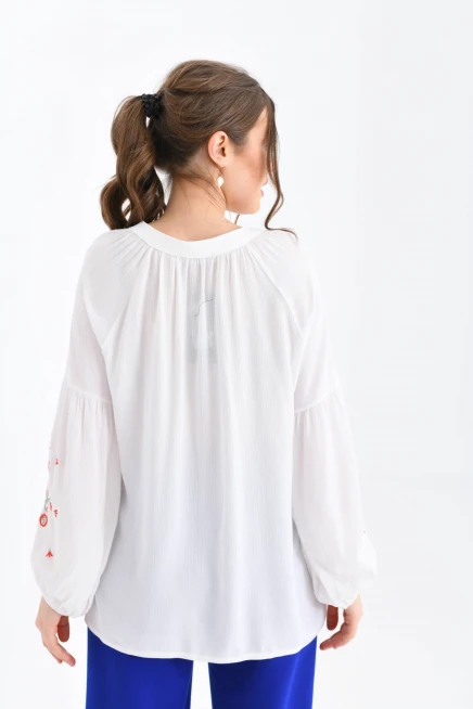 Uzun Kollu Nakışlı Bluz
