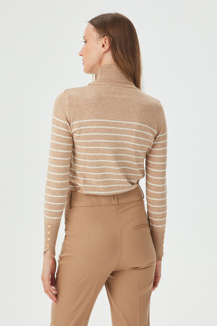 Kadın Camel Aksesuar Detaylı Balıkçı Yaka Çizgili Triko Kazak