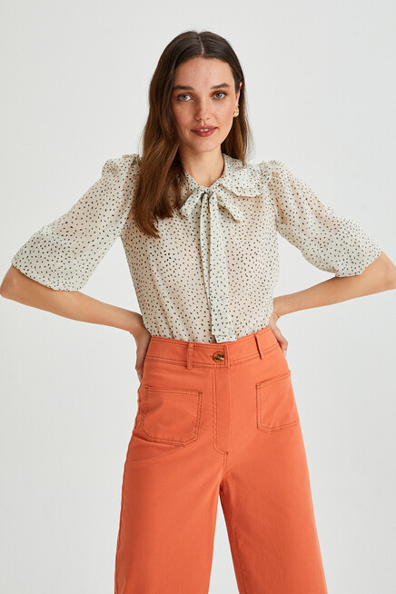 Kadın Desenli Yaka Bağlama Detaylı Şifon Bluz