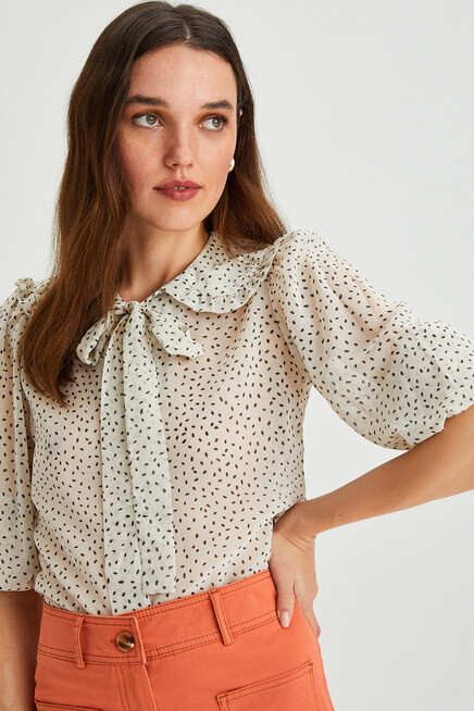 Kadın Desenli Yaka Bağlama Detaylı Şifon Bluz