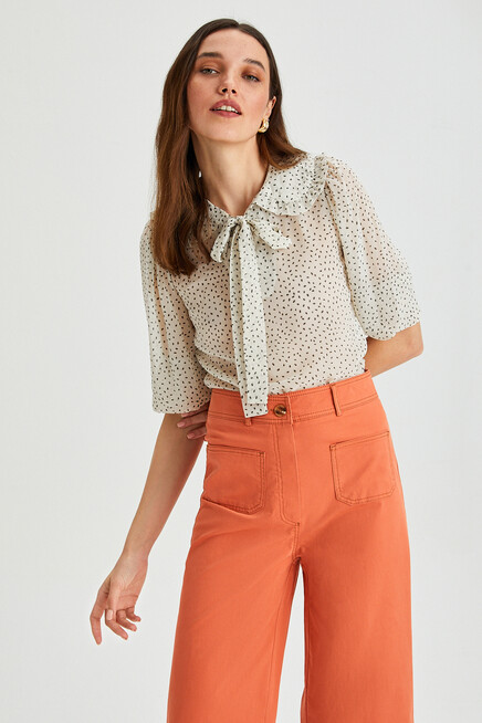 Kadın Desenli Yaka Bağlama Detaylı Şifon Bluz