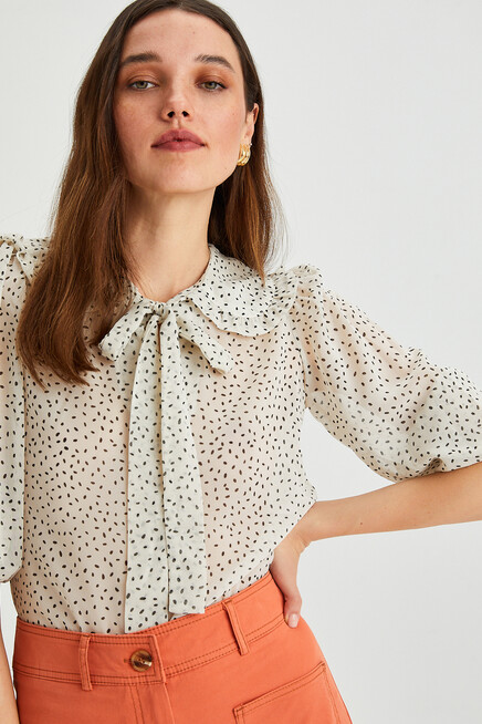 Kadın Desenli Yaka Bağlama Detaylı Şifon Bluz