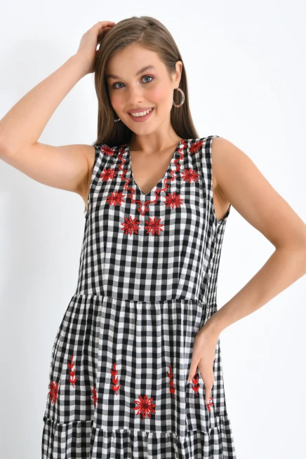 Nakış Detaylı Sıfır Kol Uzun Elbise