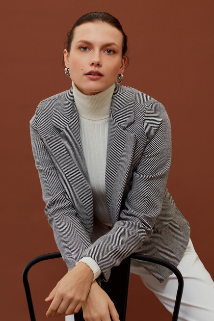 Kadın Siyah Balık Sırtı Desenli Slim Düğme Detay Kısa Ceket