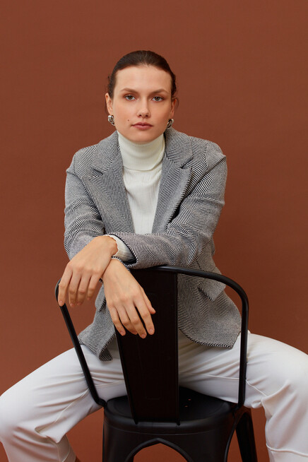 Kadın Siyah Balık Sırtı Desenli Slim Düğme Detay Kısa Ceket