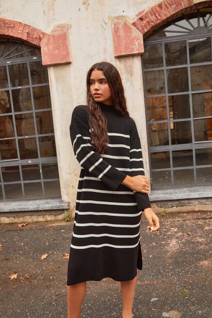 Kadın Siyah Çizgili Desen Dik Yaka RIB Örme Yandan Yırtmaçlı Uzun Salaş Triko Elbise