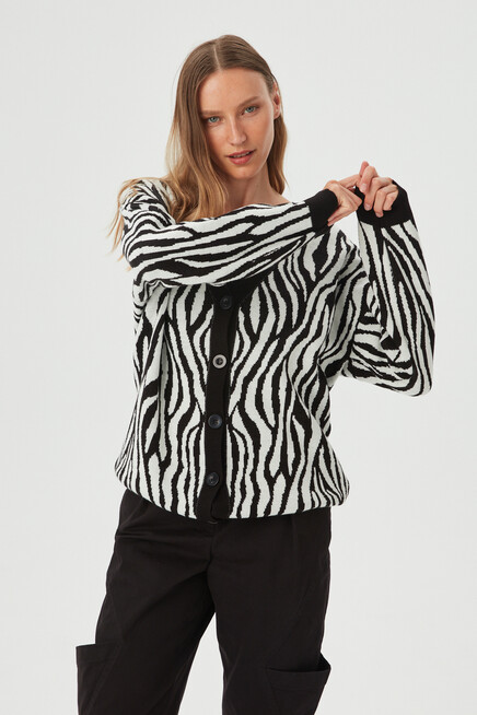 Kadın Siyah Desenli Düğme Detaylı Uzun Salaş Hırka