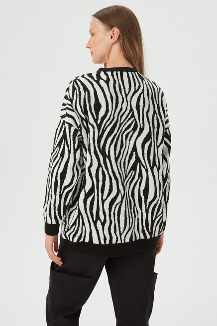 Kadın Siyah Desenli Düğme Detaylı Uzun Salaş Hırka