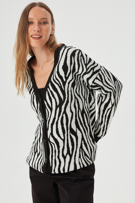 Kadın Siyah Desenli Düğme Detaylı Uzun Salaş Hırka