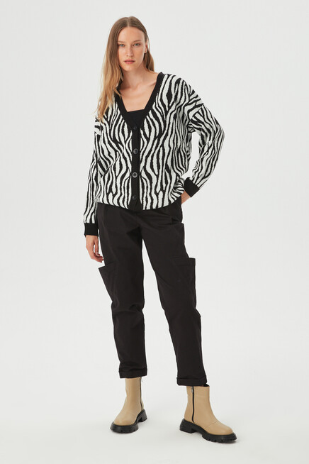 Kadın Siyah Desenli Düğme Detaylı Uzun Salaş Hırka