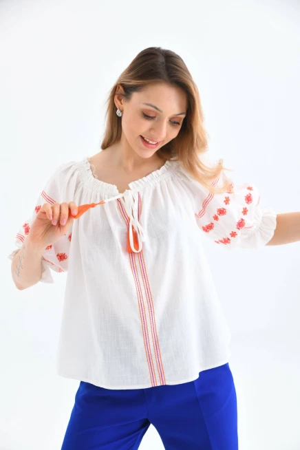 Madonna Yaka Nakış Detay Balon Kol Kısa Bluz