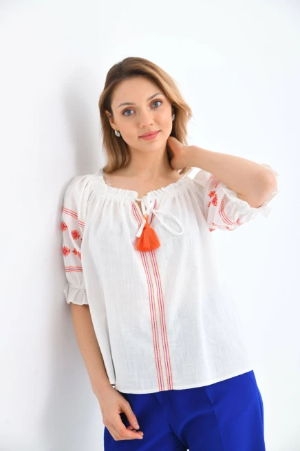 Madonna Yaka Nakış Detay Balon Kol Kısa Bluz