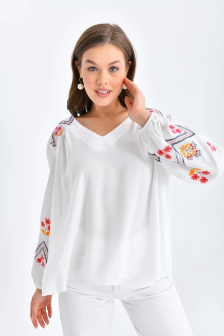 V Yaka Nakış Detaylı Salaş Dokuma Bluz