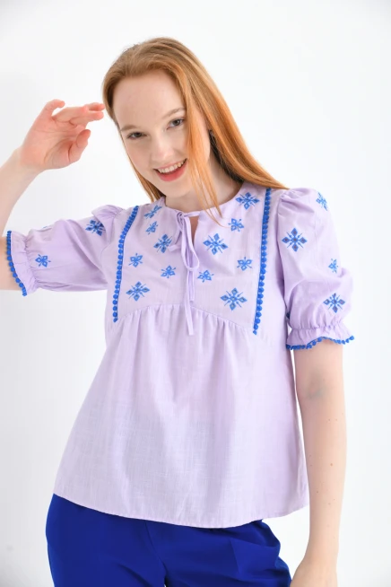 Lila Bisiklet Yaka Bağlamalı Nakış İşlemeli Keten Gömlek