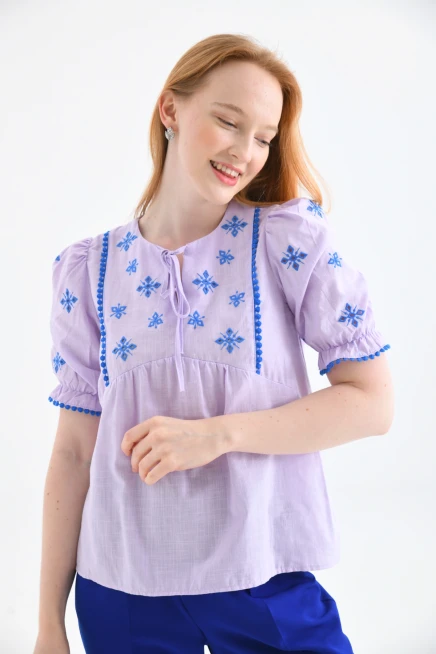 Lila Bisiklet Yaka Bağlamalı Nakış İşlemeli Keten Gömlek