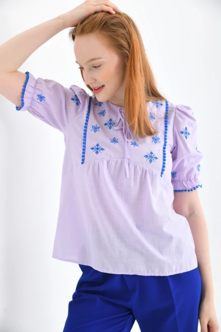 Lila Bisiklet Yaka Bağlamalı Nakış İşlemeli Keten Gömlek