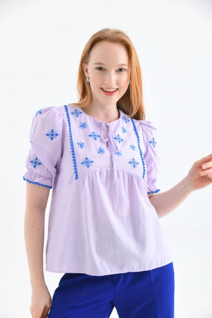 Lila Bisiklet Yaka Bağlamalı Nakış İşlemeli Keten Gömlek