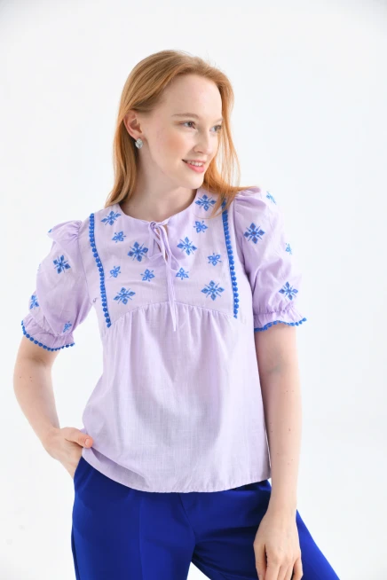 Lila Bisiklet Yaka Bağlamalı Nakış İşlemeli Keten Gömlek