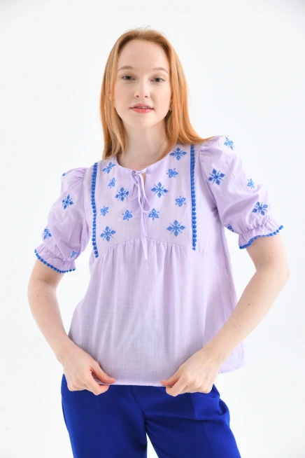 Lila Bisiklet Yaka Bağlamalı Nakış İşlemeli Keten Gömlek