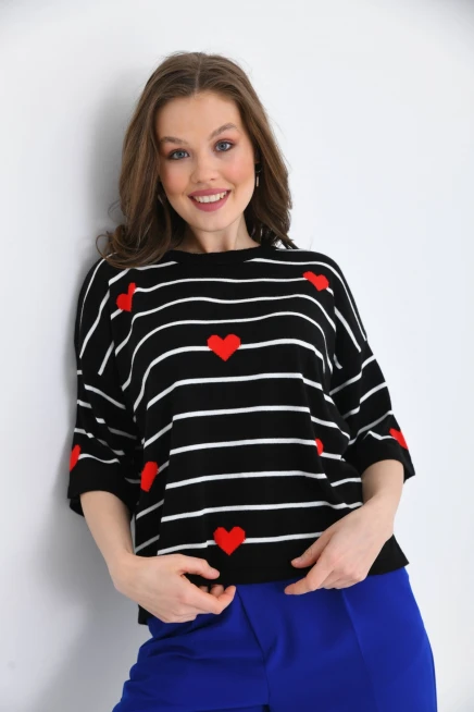 Kadın Oversize Çizgili Siyah Kalp Nakışlı Triko Bluz