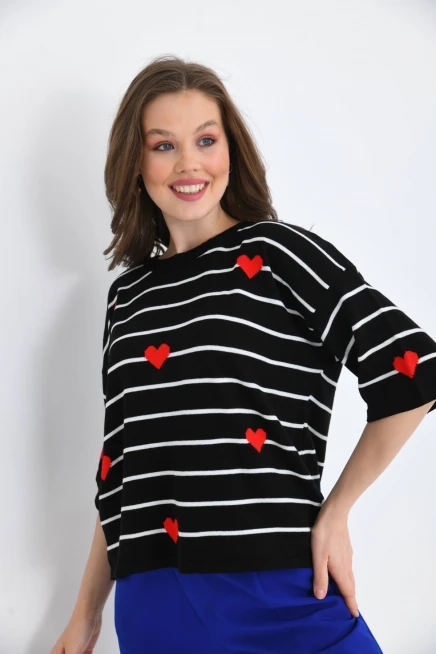 Kadın Oversize Çizgili Siyah Kalp Nakışlı Triko Bluz