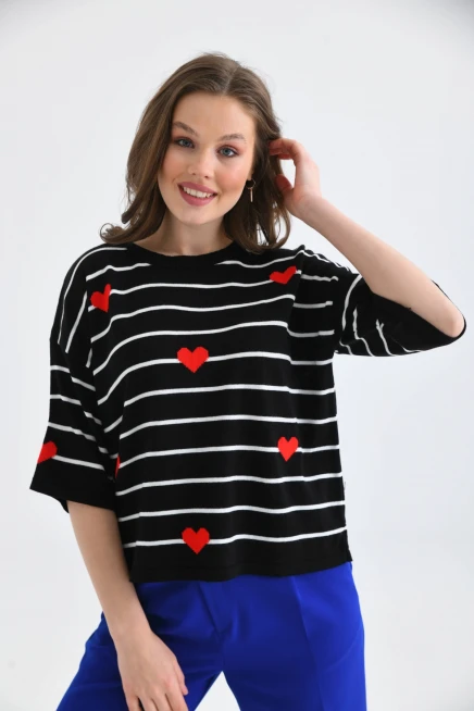 Kadın Oversize Çizgili Siyah Kalp Nakışlı Triko Bluz