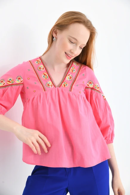 V Yaka Nakış Detaylı Salaş Dokuma Bluz