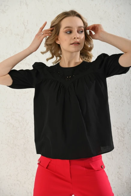 Bisiklet Yaka Nakış İşlemeli Keten Gömlek