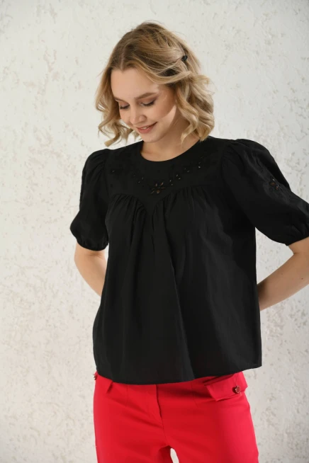 Bisiklet Yaka Nakış İşlemeli Keten Gömlek