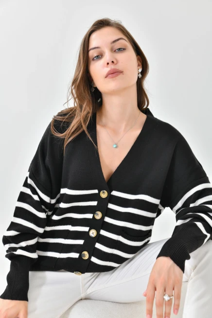 Siyah Çizgili Düğme Detaylı Oversize Triko Hırka