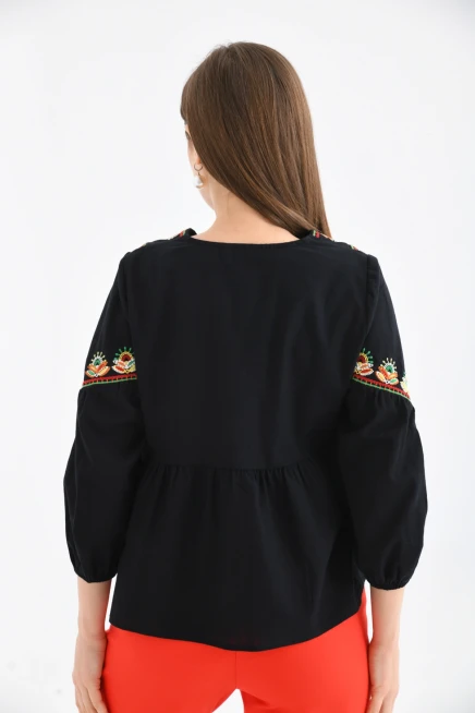 V Yaka Nakış Detaylı Salaş Dokuma Bluz