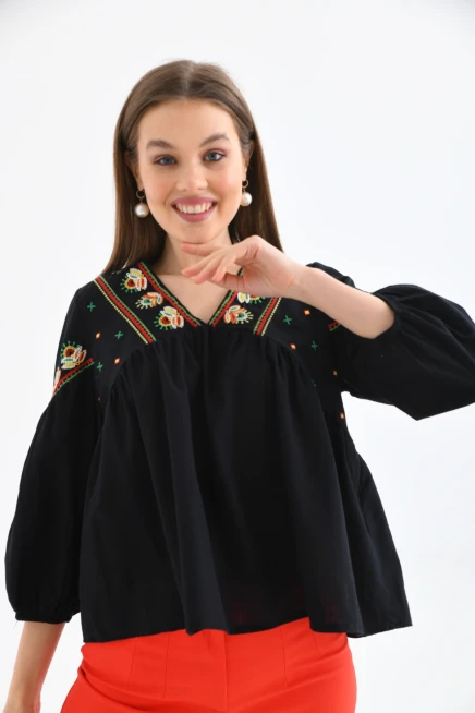 V Yaka Nakış Detaylı Salaş Dokuma Bluz