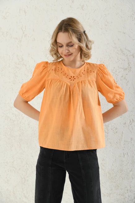 Bisiklet Yaka Nakış İşlemeli Keten Gömlek