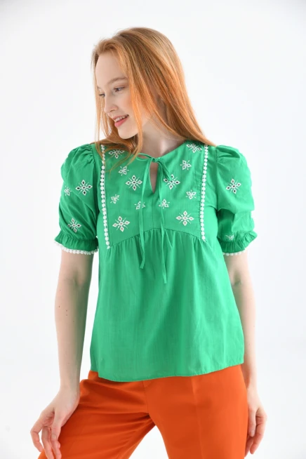 Bisiklet Yaka Bağlamalı Nakış İşlemeli Keten Gömlek