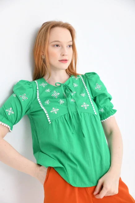 Bisiklet Yaka Bağlamalı Nakış İşlemeli Keten Gömlek