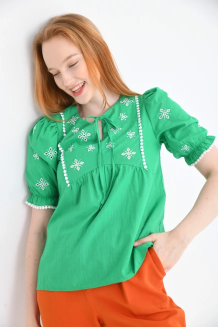 Bisiklet Yaka Bağlamalı Nakış İşlemeli Keten Gömlek