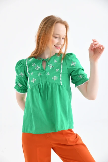 Bisiklet Yaka Bağlamalı Nakış İşlemeli Keten Gömlek