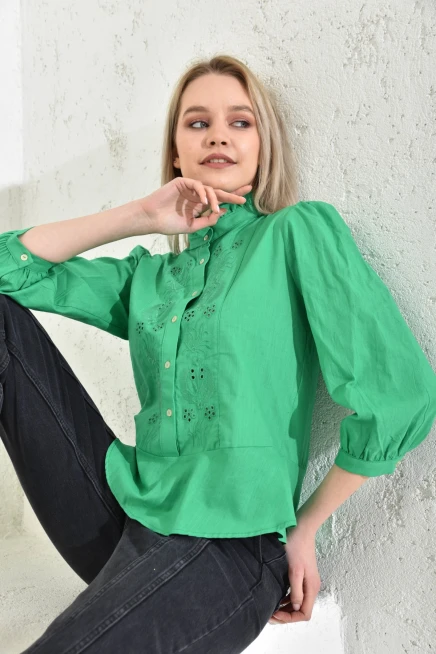Kadın Yeşil Yakası Fırfırlı Düğme Detaylı Nakış İşlemeli Bluz