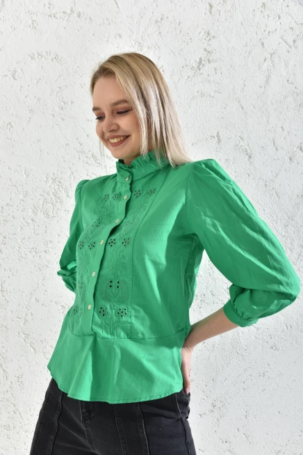 Kadın Yeşil Yakası Fırfırlı Düğme Detaylı Nakış İşlemeli Bluz