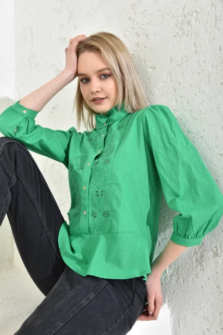 Kadın Yeşil Yakası Fırfırlı Düğme Detaylı Nakış İşlemeli Bluz