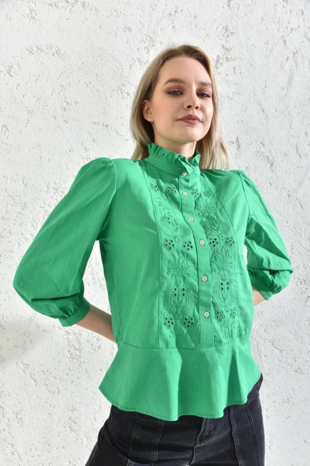 Kadın Yeşil Yakası Fırfırlı Düğme Detaylı Nakış İşlemeli Bluz