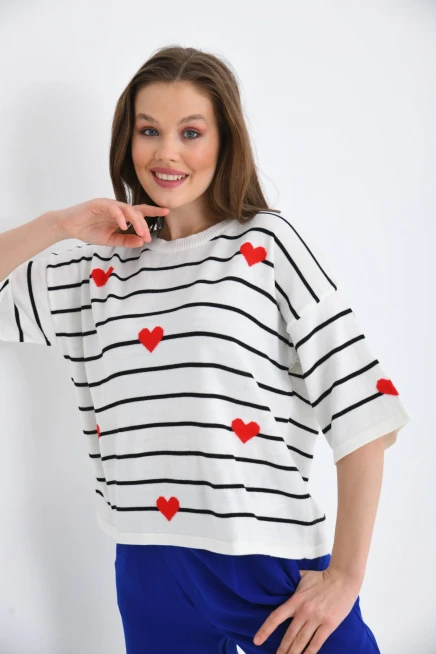 Oversize Çizgili Kırmızı Kalp Nakışlı Triko Bluz