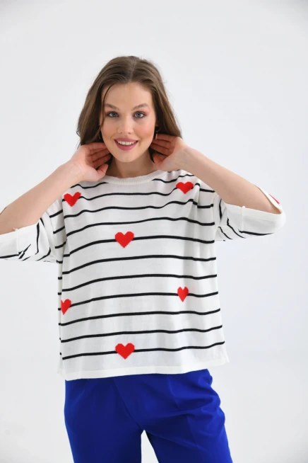 Oversize Çizgili Kırmızı Kalp Nakışlı Triko Bluz
