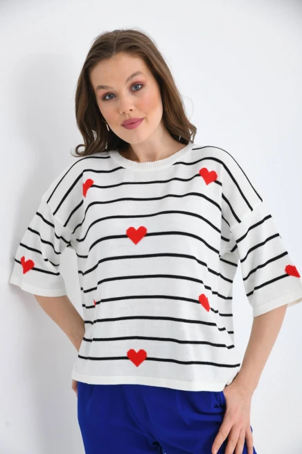 Oversize Çizgili Kırmızı Kalp Nakışlı Triko Bluz